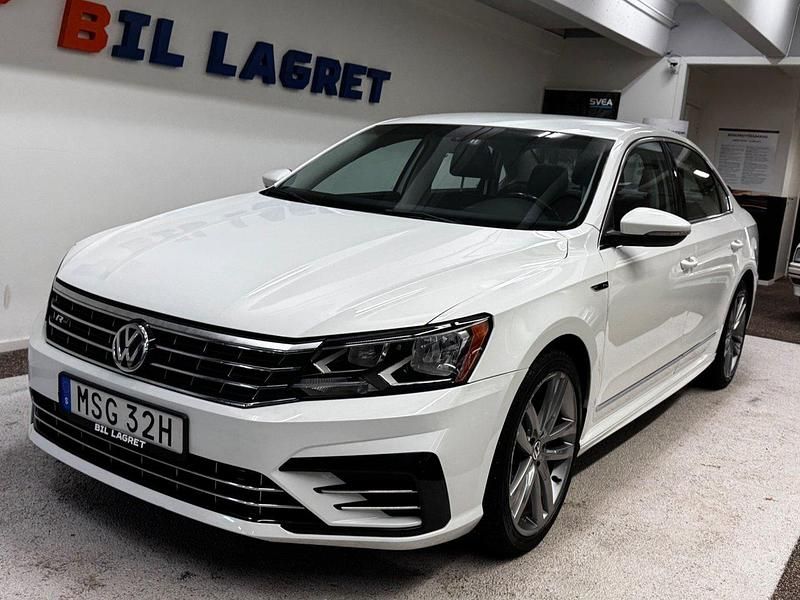 Vit Begagnad 2017 VW Passat R-line Sedan | 149 900 kr - Bild 1/4
