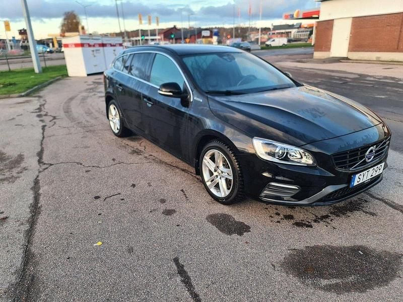 Svart Begagnad 2018 Volvo V60 R-Design Kombi | 215 000 kr - Bild 1/4