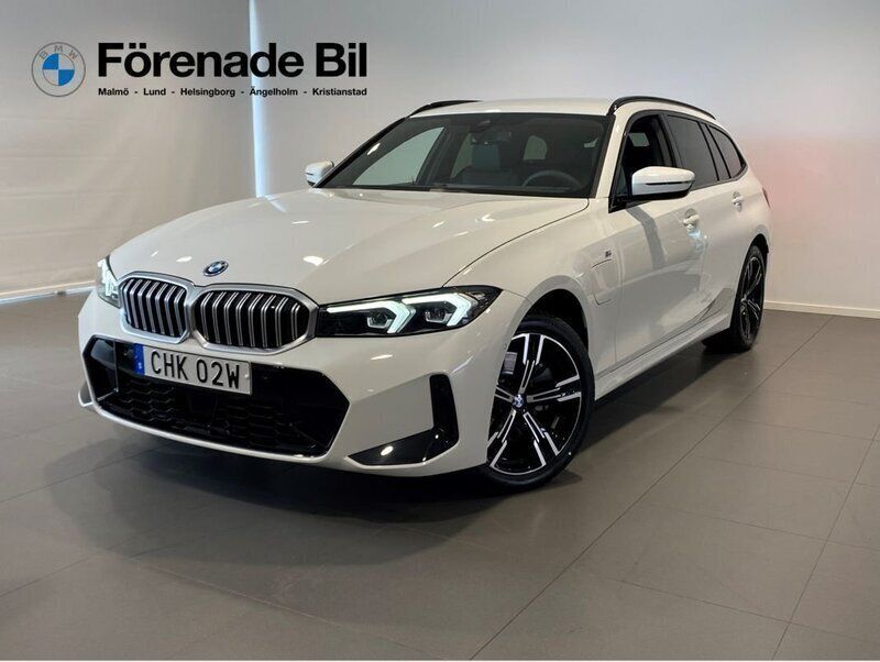 Vit Ny 2025 BMW 330e M Sport Kombi | 624 900 kr (Bra pris) - Bild 1/4