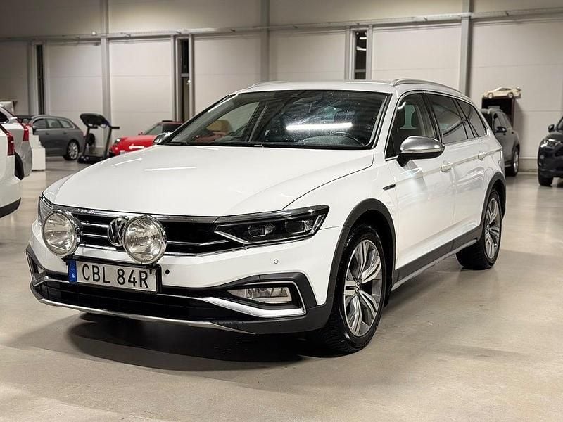 Vit Begagnad 2020 VW Passat Alltrack Kombi | 219 900 kr (Marknadspris) - Bild 1/4