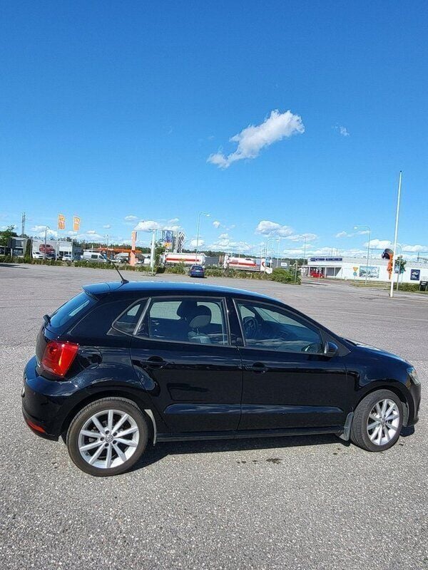 Svart Begagnad 2015 VW Polo Halvkombi | 82 000 kr (Bra pris) - Bild 1/4