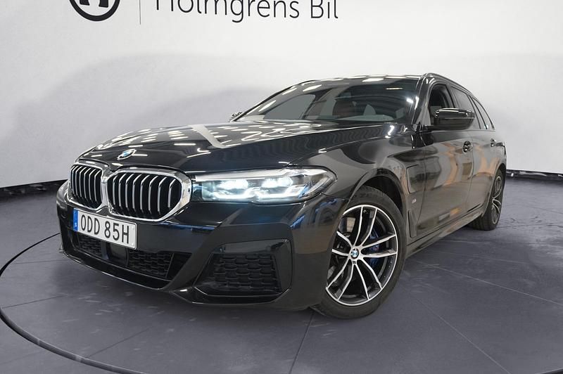 Svart Begagnad 2020 BMW 530e M Sport Kombi | 359 000 kr (Marknadspris) - Bild 1/4