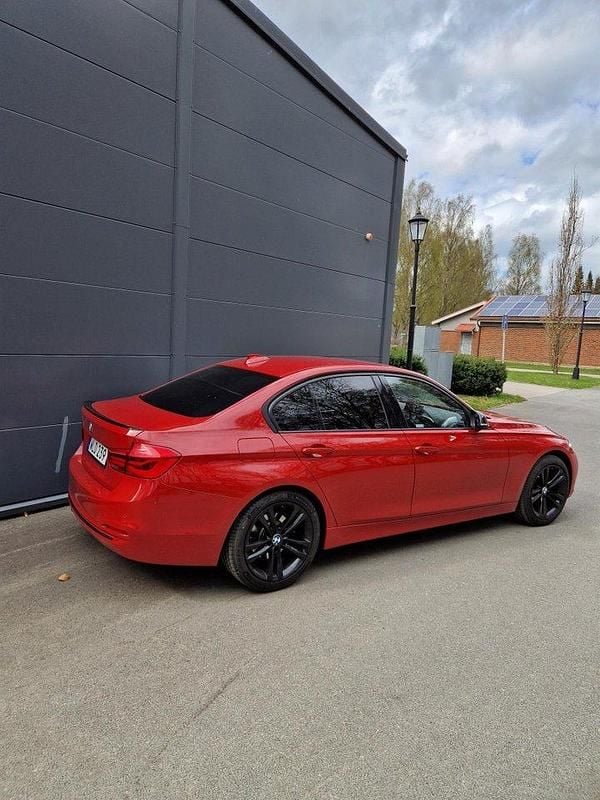 Röd Begagnad 2018 BMW 330 Sport Line Sedan | 260 000 kr (Marknadspris) - Bild 1/4