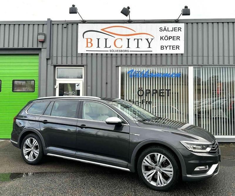Mörkgrå (grå) Begagnad 2018 VW Passat Alltrack Kombi | 199 900 kr (Marknadspris) - Bild 1/4