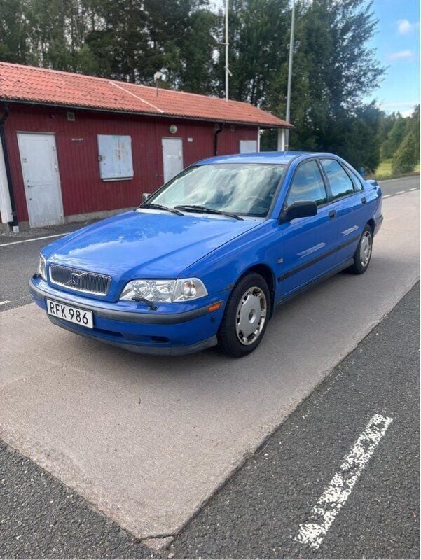 Blå Begagnad 2000 Volvo S40 Sedan | 14 900 kr (Superpris) - Bild 1/4