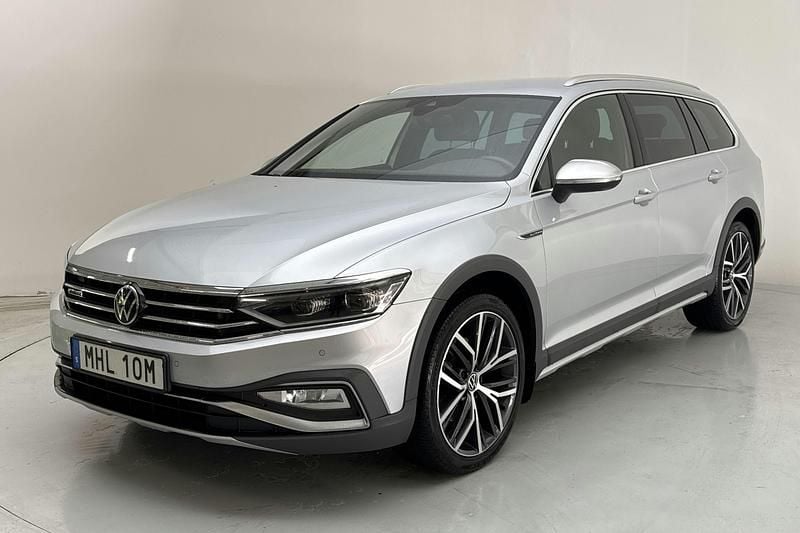 Silver Begagnad 2022 VW Passat Executive Sedan | 289 000 kr (Marknadspris) - Bild 1/4