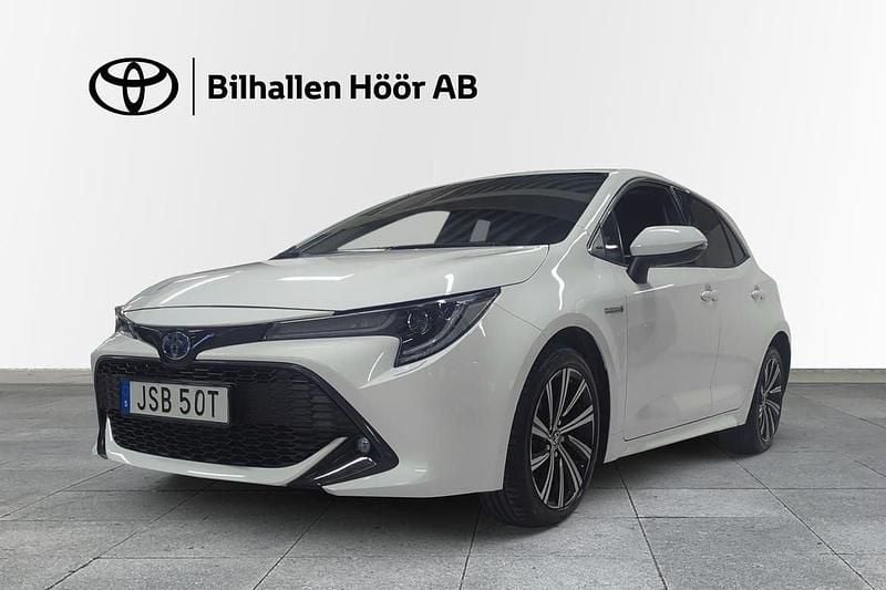 Vit Begagnad 2021 Toyota Corolla Hybrid Style Halvkombi | 249 900 kr (Marknadspris) - Bild 1/3