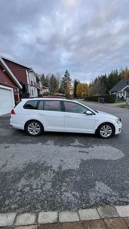 Vit Begagnad 2016 VW Golf VII Kombi | 85 000 kr (Bra pris) - Bild 1/4