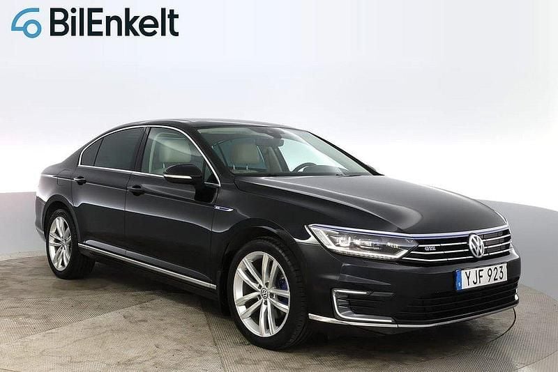 Svart Begagnad 2016 VW Passat Executive Sedan | 199 900 kr (Marknadspris) - Bild 1/4