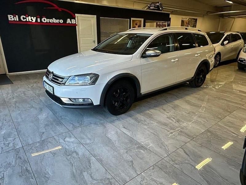 Vit Begagnad 2013 VW Passat Alltrack Kombi | 99 900 kr (Marknadspris) - Bild 1/4