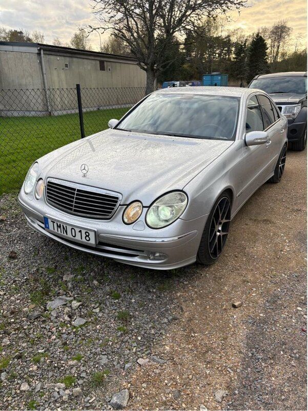 Grå Begagnad 2003 Mercedes E320 Avantgarde Sedan | 55 000 kr (Lite dyr) - Bild 1/4