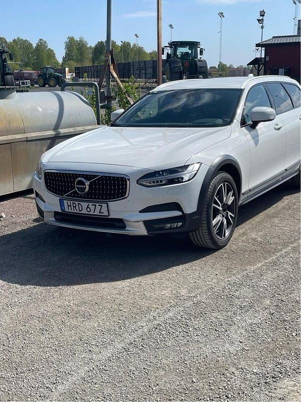 Vit Begagnad 2020 Volvo V90 CC Momentum Kombi | 235 000 kr (Marknadspris) - Bild 1/4