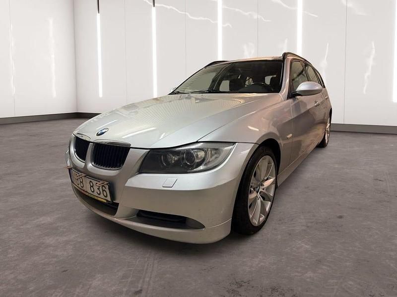Ljusgrå (grå) Begagnad 2008 BMW 320 Comfort Edition Kombi | 69 900 kr (Marknadspris) - Bild 1/4