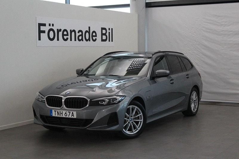 Grå Begagnad 2022 BMW 330e M Sport Kombi | 339 000 kr (Marknadspris) - Bild 1/4