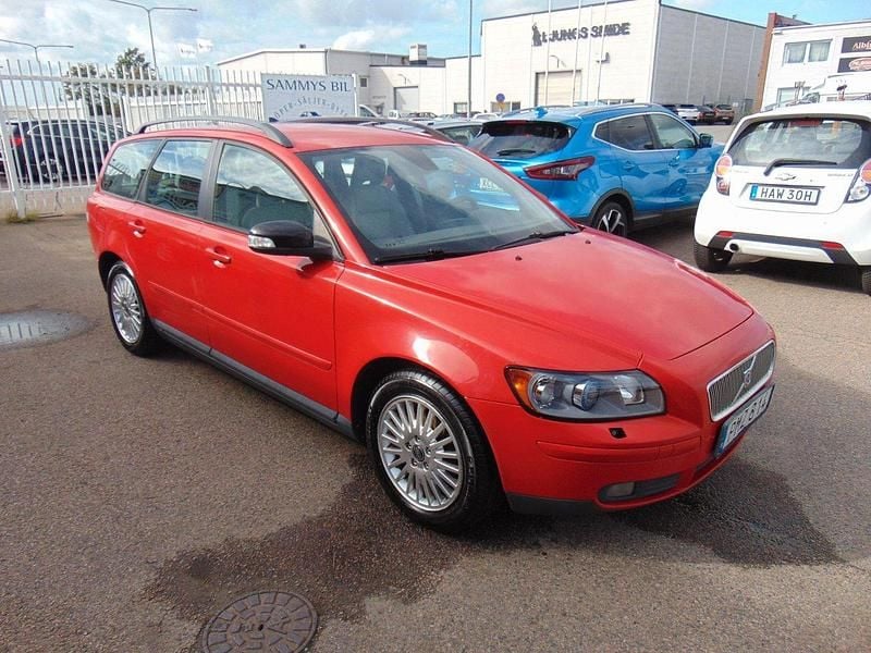 Röd Begagnad 2006 Volvo V50 Summum Kombi | 17 000 kr (Marknadspris) - Bild 1/4