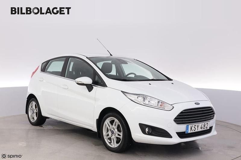 Vit Begagnad 2015 Ford Fiesta Halvkombi | 109 800 kr (Marknadspris) - Bild 1/4