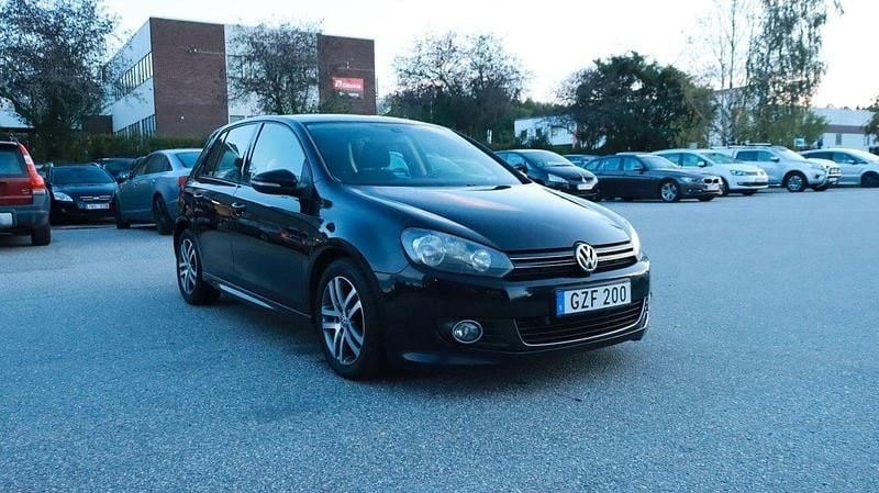 Svart Begagnad 2013 VW Golf VII Halvkombi | 64 800 kr (Superpris) - Bild 1/4