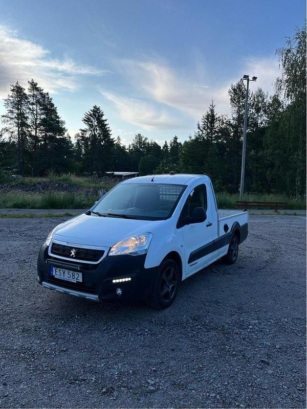 Vit Begagnad 2015 Peugeot Partner Minibuss | 79 000 kr (Marknadspris) - Bild 1/4