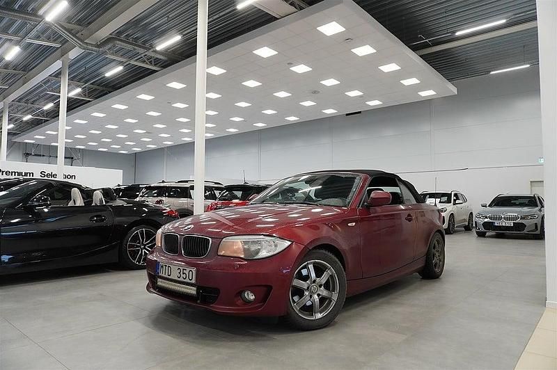 Vermilion red Begagnad 2012 BMW 118 Cabriolet Advantage Cab | 139 900 kr - Bild 1/4