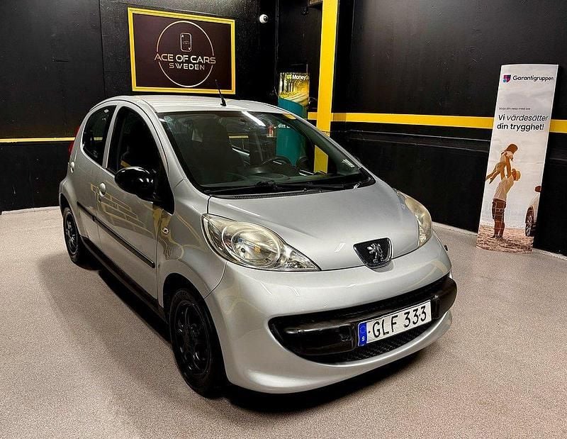 Grå Begagnad 2007 Peugeot 107 Halvkombi | 35 900 kr (Marknadspris) - Bild 1/4