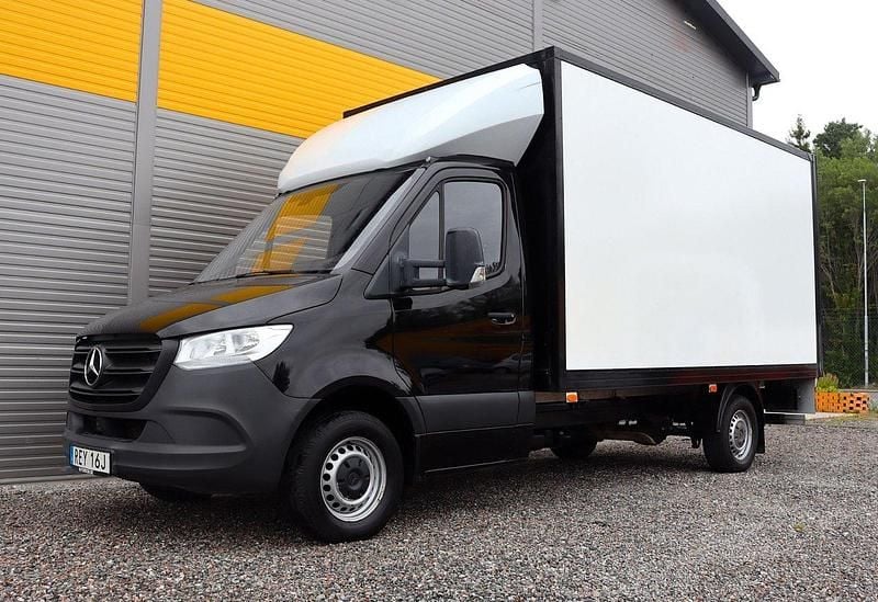 Flerfärgad Begagnad 2023 Mercedes Sprinter Van | 479 900 kr (Marknadspris) - Bild 1/4
