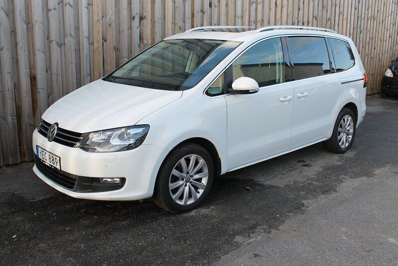 Vit Begagnad 2016 VW Sharan Minibuss | 239 900 kr (Marknadspris) - Bild 1/4