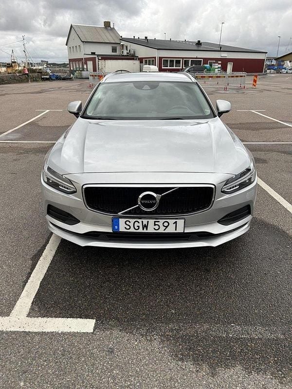 Silver Begagnad 2019 Volvo V90 Momentum Kombi | 209 000 kr (Bra pris) - Bild 1/4