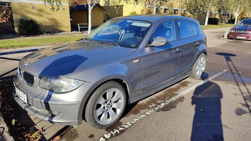 Grå Begagnad 2010 BMW 118 Halvkombi | 71 000 kr (Marknadspris) - Bild 1/4