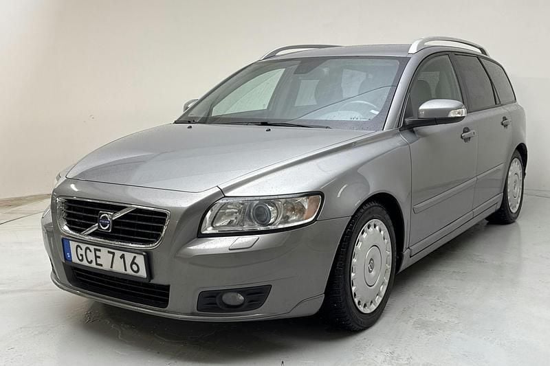 Grå Begagnad 2008 Volvo V50 Summum Kombi | 42 000 kr (Marknadspris) - Bild 1/4