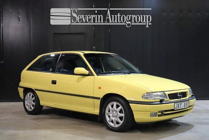 Gul Begagnad 1996 Opel Astra Sport Halvkombi | 49 900 kr - Bild 1/4