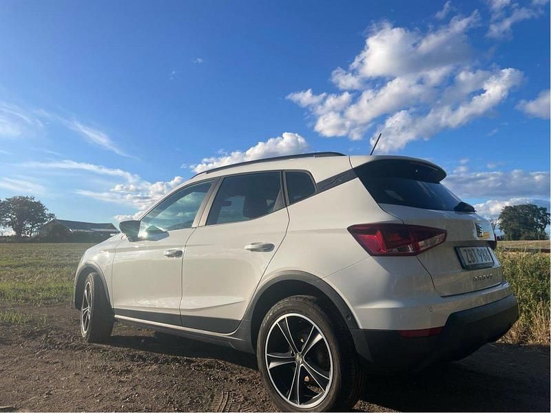 Vit Begagnad 2018 Seat Arona SUV | 109 000 kr (Marknadspris) - Bild 1/4