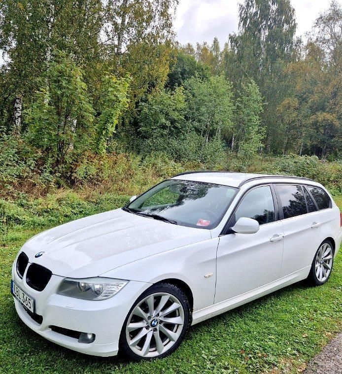 Vit Begagnad 2011 BMW 318 Comfort Edition Kombi | 50 000 kr (Marknadspris) - Bild 1/4