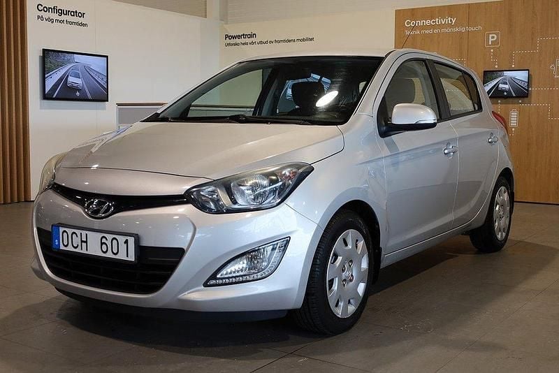 Silver Begagnad 2013 Hyundai i20 Premium Halvkombi | 89 900 kr (Marknadspris) - Bild 1/3