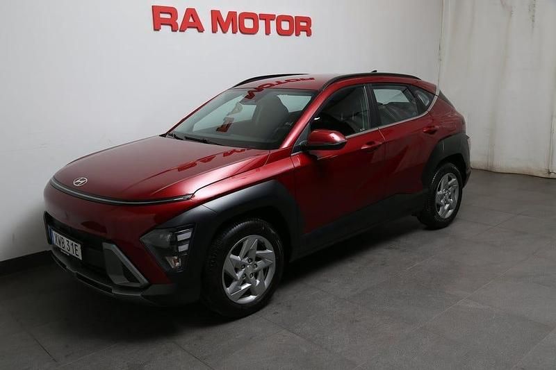 Röd Begagnad 2023 Hyundai Kona Essential SUV | 249 900 kr (Dyr) - Bild 1/3