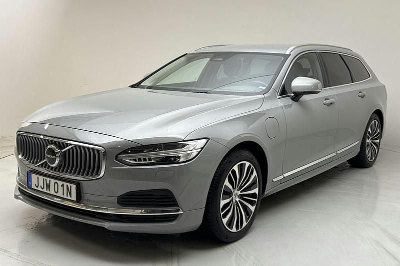 Grå Begagnad 2024 Volvo V90 Core Kombi | 380 000 kr (Bra pris) - Bild 1/4