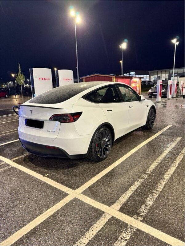 Begagnad 2024 Tesla Model Y Performance SUV | 515 000 kr (Bra pris) - Bild 1/3