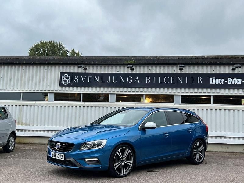 Blå Begagnad 2018 Volvo V60 R-Design Kombi | 179 900 kr (Superpris) - Bild 1/4