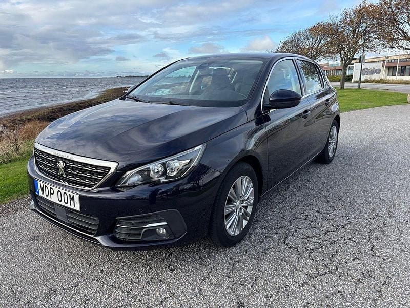 Mörkblå Begagnad 2019 Peugeot 308 Allure Halvkombi | 154 900 kr (Marknadspris) - Bild 1/4