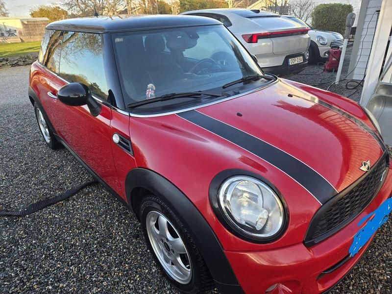 Röd Begagnad 2014 Mini Cooper D Halvkombi | 73 000 kr (Marknadspris) - Bild 1/4