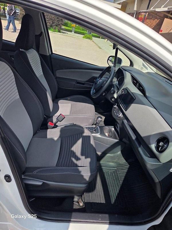 Vit Begagnad 2020 Toyota Yaris Hybrid Active Halvkombi | 159 000 kr (Marknadspris) - Bild 1/4