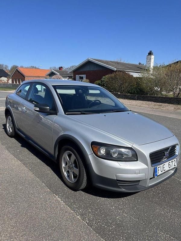 Grå Begagnad 2008 Volvo C30 Kinetic Halvkombi | 45 000 kr (Marknadspris) - Bild 1/4