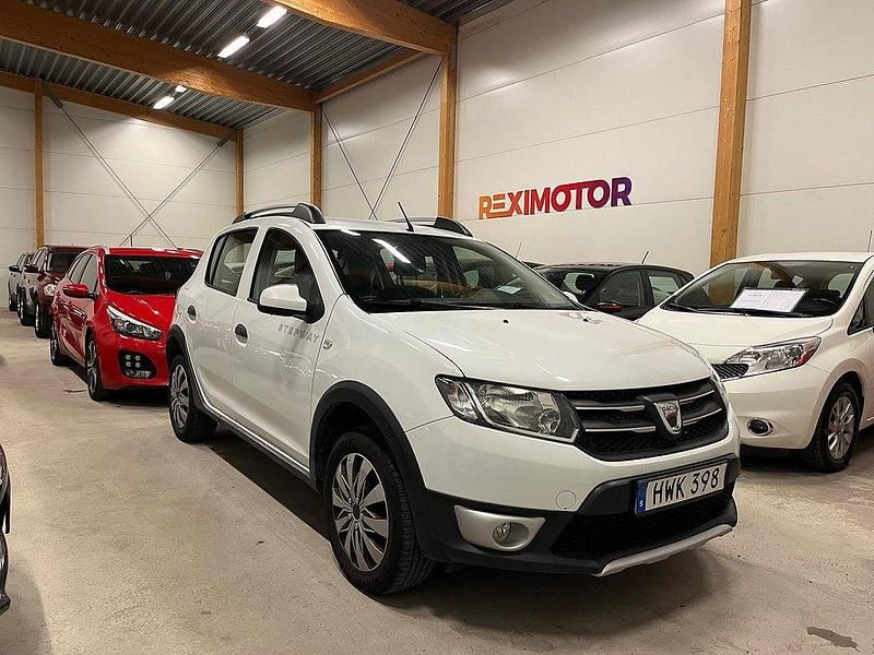 Vit Begagnad 2015 Dacia Sandero Stepway Halvkombi | 59 900 kr (Lite dyr) - Bild 1/4