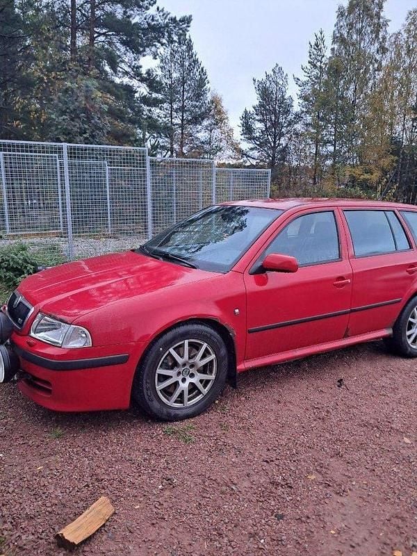 Röd Begagnad 2004 Skoda Octavia Tour Kombi | 15 000 kr (Lite dyr) - Bild 1/1