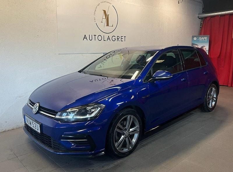Mörkblå (lapiz blue metallic) Begagnad 2019 VW Golf VII Halvkombi | 199 700 kr (Marknadspris) - Bild 1/4