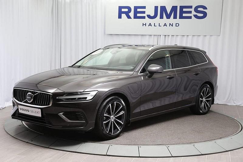 Grå Begagnad 2024 Volvo V60 Plus Kombi | 539 500 kr (Dyr) - Bild 1/4