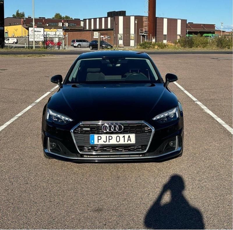 Svart Begagnad 2021 Audi A5 Sportback Comfort Halvkombi | 338 000 kr (Bra pris) - Bild 1/4