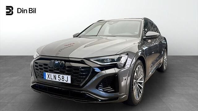 Grå Begagnad 2023 Audi Q8 e-tron S-Line SUV | 649 000 kr (Marknadspris) - Bild 1/4
