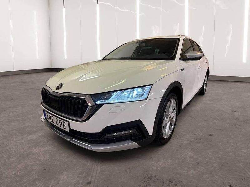 Vit Begagnad 2023 Skoda Octavia Scout Kombi | 339 900 kr (Bra pris) - Bild 1/4