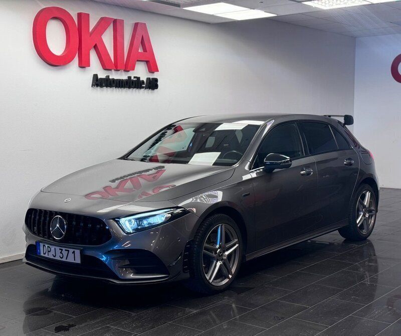 Mörkgrå (grå) Begagnad 2021 Mercedes A250 AMG Halvkombi | 289 800 kr (Marknadspris) - Bild 1/4