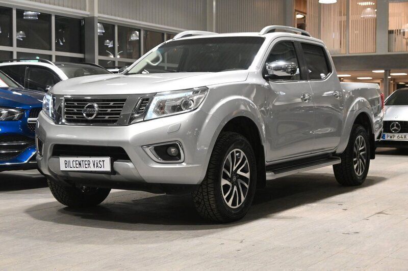 Silver (silver metallic) Begagnad 2018 Nissan Navara Tekna Pickup | 259 000 kr (Marknadspris) - Bild 1/4
